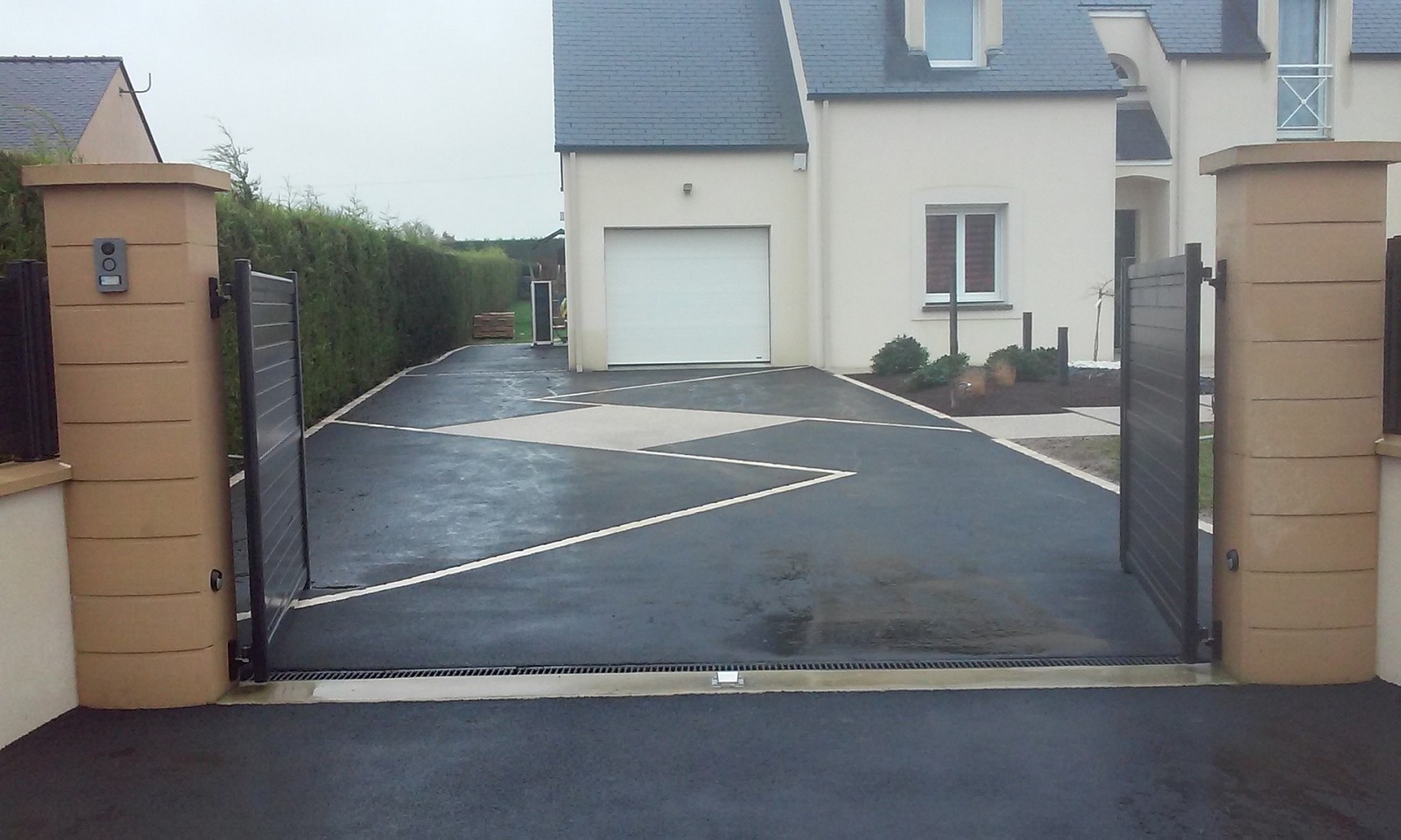 entrée en enrobé réalisée par Monsieur Devy près de Nantes